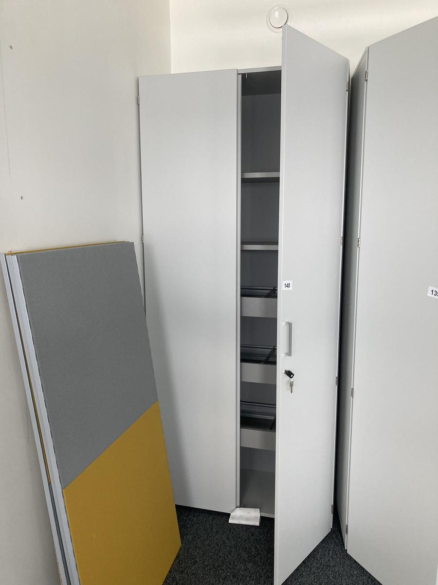 Aktenschrank mit Hängeregisterauszügen, Maße: ca. B 100 x 45 x 230 cm